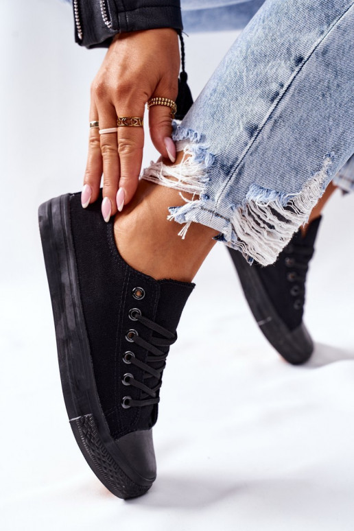 Zapatos casual modelo clásico en color negro. Zapatos casual modelo clásico en color negro.