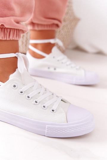 Zapatos casual modelo clásico en color blanco.