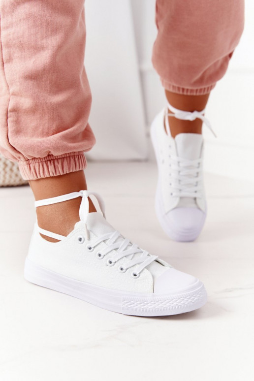 Zapatos casual modelo clásico en color blanco.