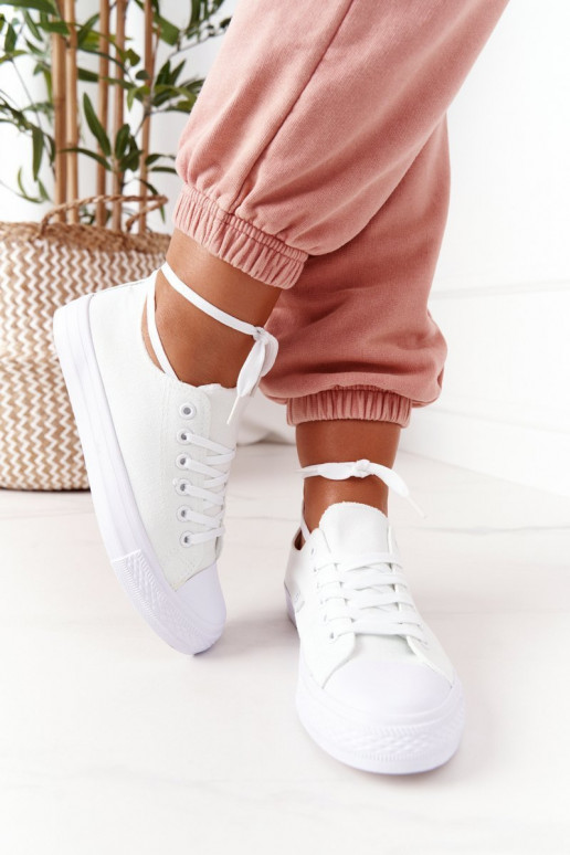 Zapatos casual modelo clásico en color blanco.