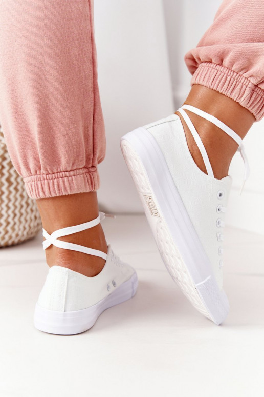 Zapatos casual modelo clásico en color blanco.