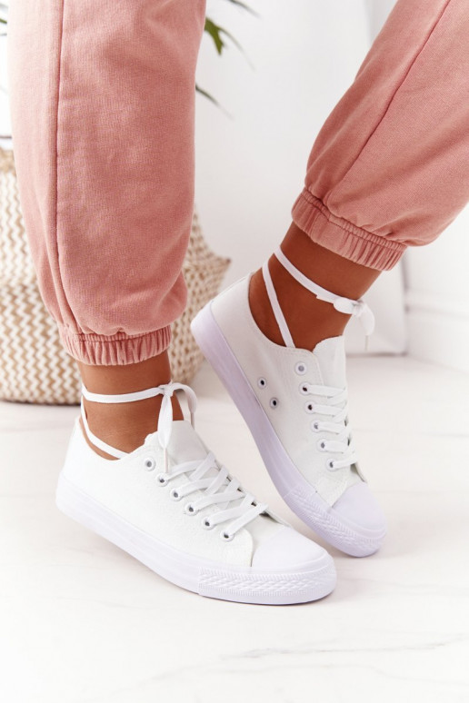Zapatos casual modelo clásico en color blanco.
