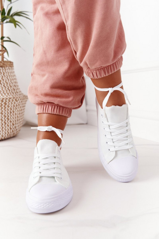 Zapatos casual modelo clásico en color blanco.