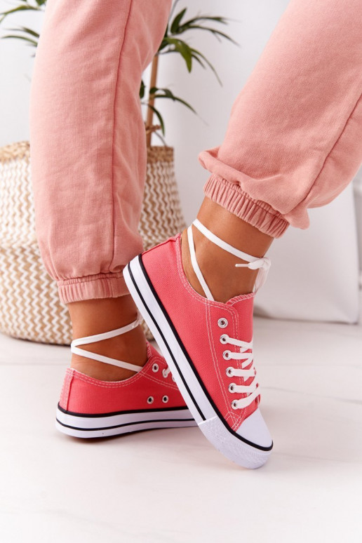 Zapatos casual modelo clásico en color coral.
