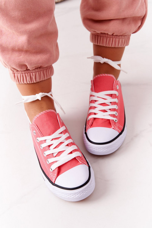 Zapatos casual modelo clásico en color coral.