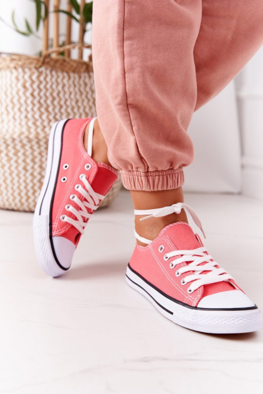 Zapatos casual modelo clásico en color coral.
