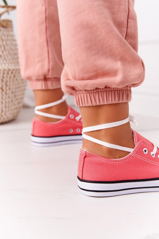 Zapatos casual modelo clásico en color coral. Zapatos casual modelo clásico en color coral.