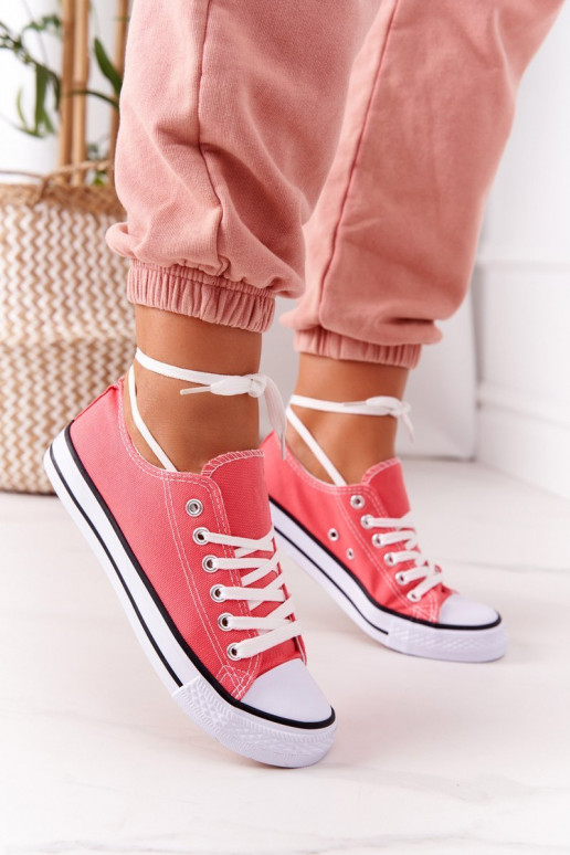 Zapatos casual modelo clásico en color coral.