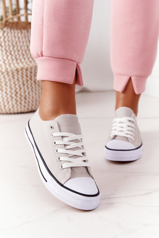 Zapatos casual de modelo clásico en color gris.