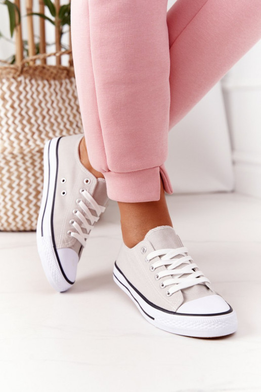 Zapatos casual de modelo clásico en color gris.