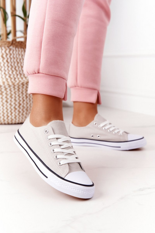 Zapatos casual de modelo clásico en color gris.