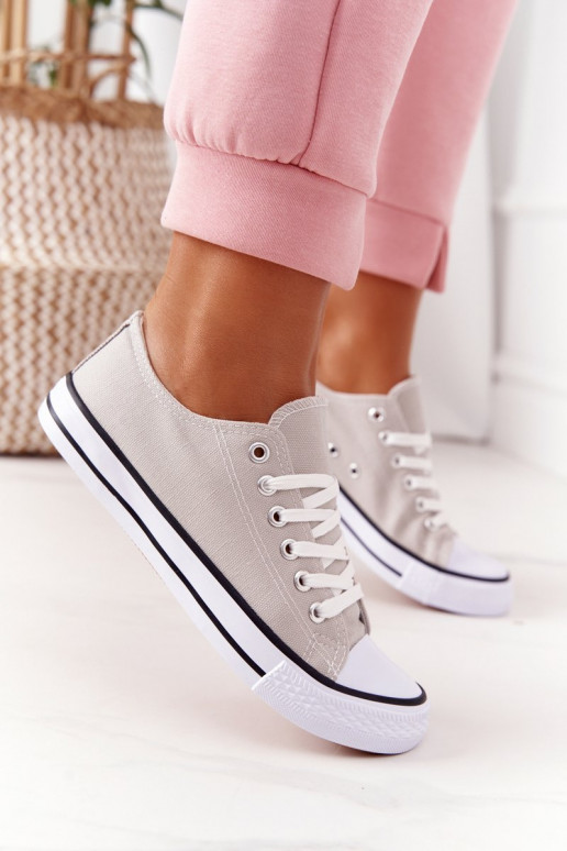 Zapatos casual de modelo clásico en color gris.