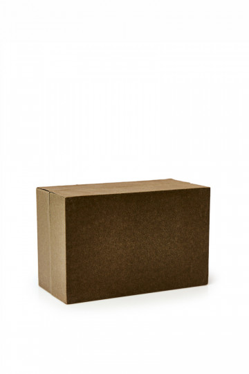 La caja es marrón grisácea.