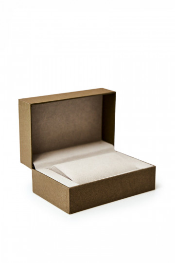 La caja es marrón grisácea. 2