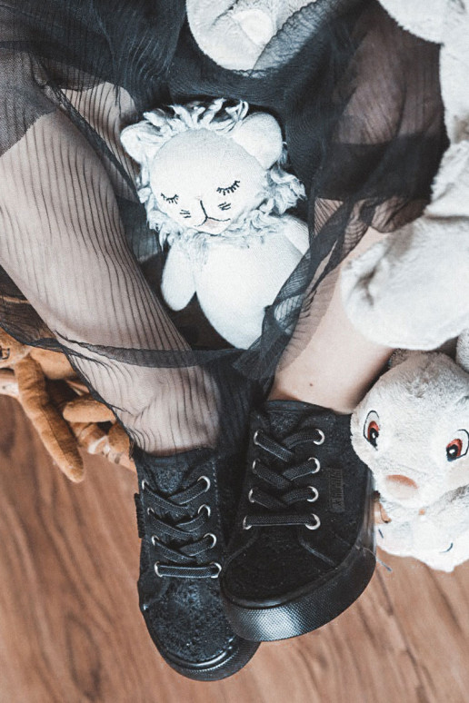 Zapatos de ocio con elementos calados Big Star JJ374133 color negro.