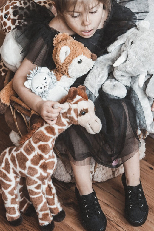 Zapatos de ocio con elementos calados Big Star JJ374133 color negro.