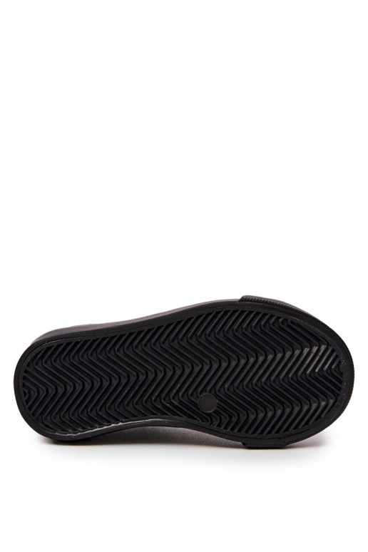Zapatos de ocio con elementos calados Big Star JJ374133 color negro.
