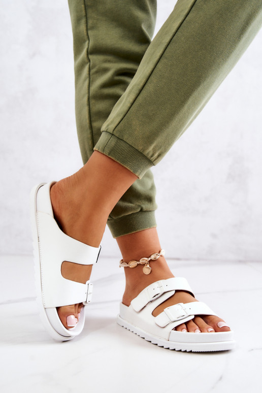 Pantuflas Corina de goma con hebillas en color blanco. Pantuflas Corina de goma con hebillas en color blanco.