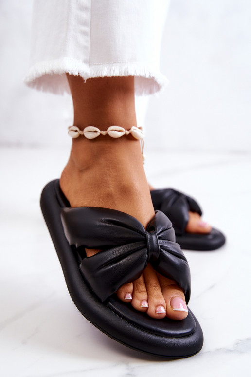 Pantuflas de moda en color negro Savirra