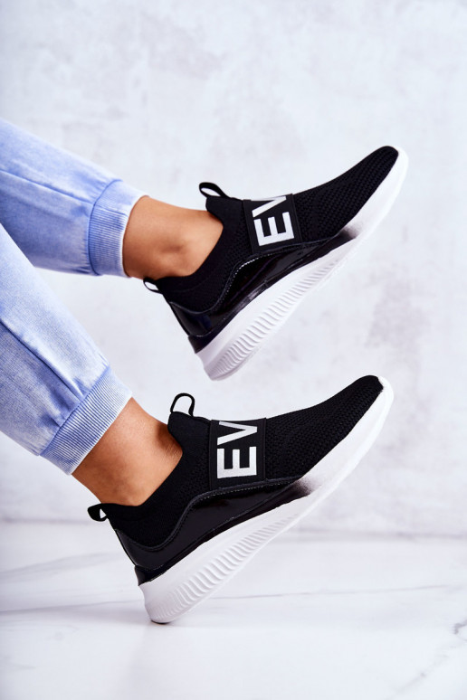 Zapatillas deportivas Loran de un modelo llamativo en color negro.