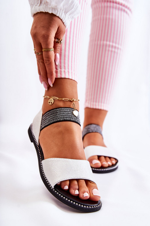 Sandalias de mujer modelo clásico con remaches en color plateado Shelly