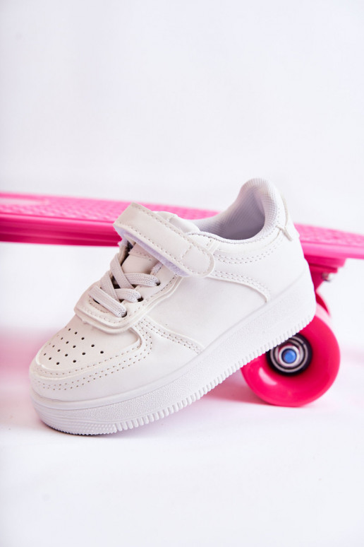 Zapatillas deportivas infantiles con cierres adhesivos en color blanco Elike Zapatillas deportivas infantiles con cierres adhesivos en color blanco Elike