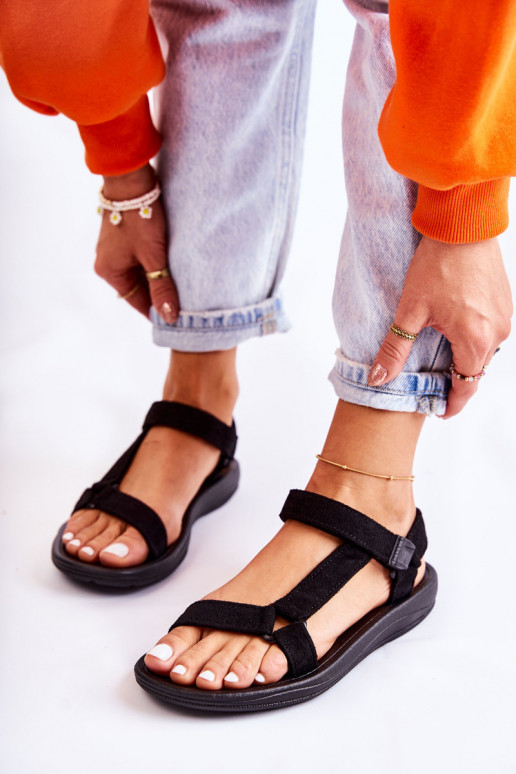 confeccionada en ante. Sandalias estilo sport en color negro Harris