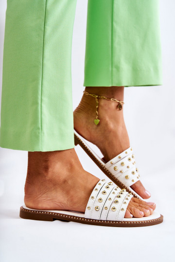 Babuchas de piel con adornos en color blanco Brien