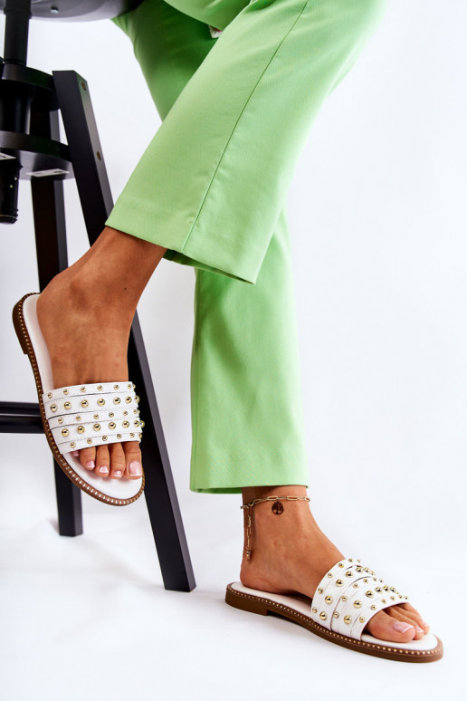 Babuchas de piel con adornos en color blanco Brien Babuchas de piel con adornos en color blanco Brien