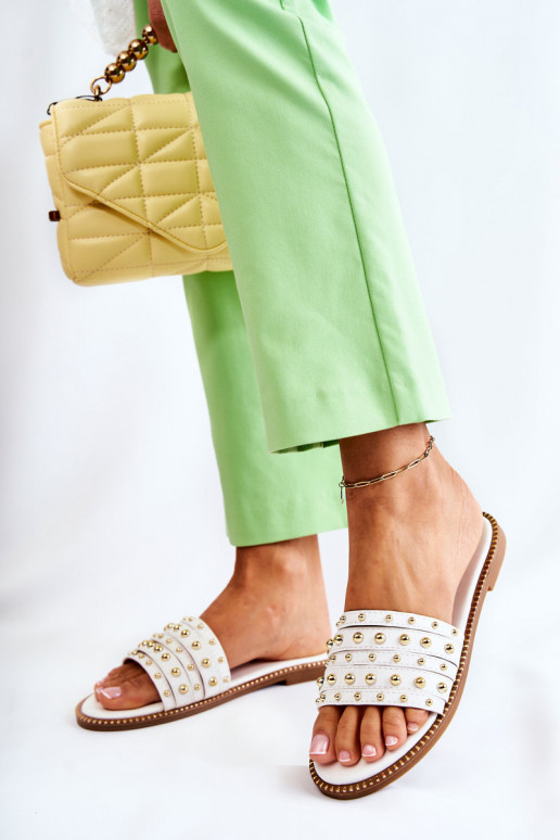 Babuchas de piel con adornos en color blanco Brien