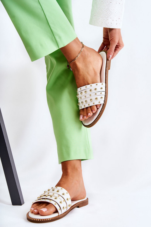 Babuchas de piel con adornos en color blanco Brien Babuchas de piel con adornos en color blanco Brien