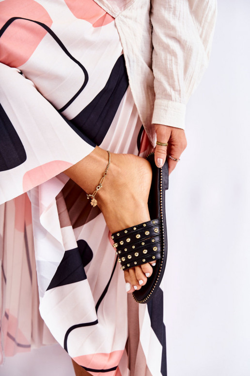 Babuchas de piel con adornos en color negro Brien