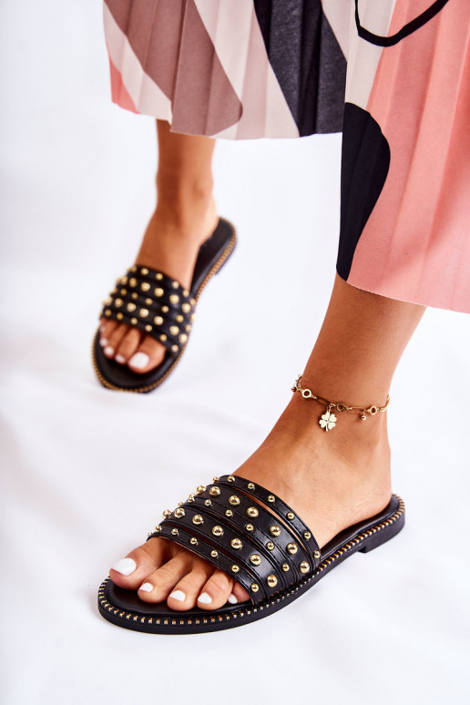 Babuchas de piel con adornos en color negro Brien