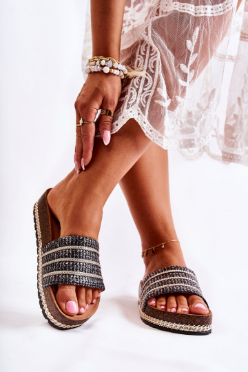 Pantuflas con cadenas modelo clásico en color negro Maddy