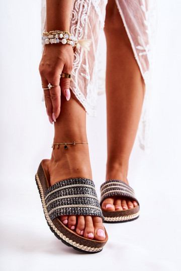 Pantuflas con cadenas modelo clásico en color negro Maddy 2