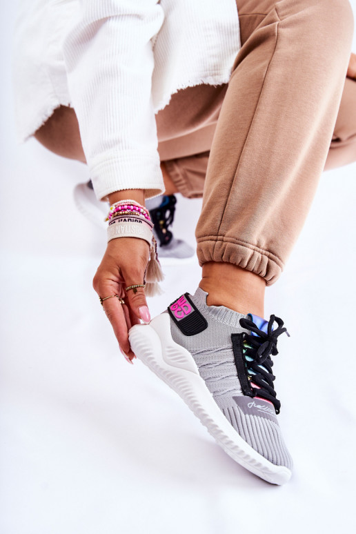 Zapatos Klayra del modelo Sneaker en color gris.