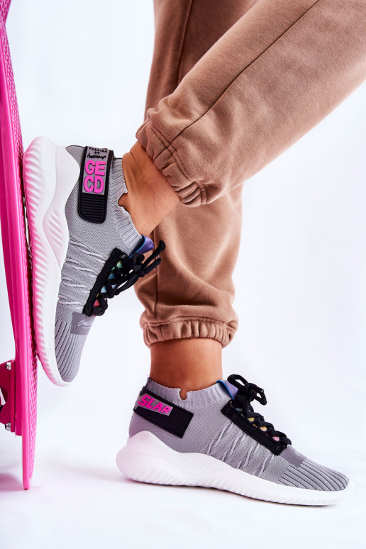 Zapatos Klayra del modelo Sneaker en color gris.