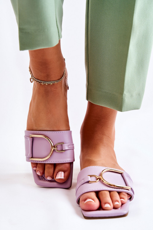 Zapatillas modelo clásico con adornos color morado Shilla