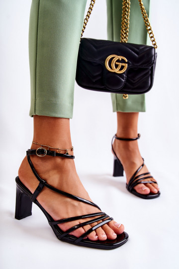 Modelo clásico con sandalias de tacón de charol en color negro Milani