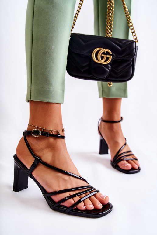 Modelo clásico con sandalias de tacón de charol en color negro Milani