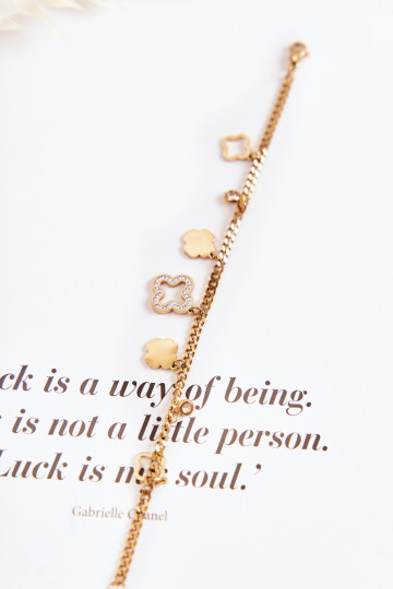 Pulsera con bonitos detalles en color dorado.