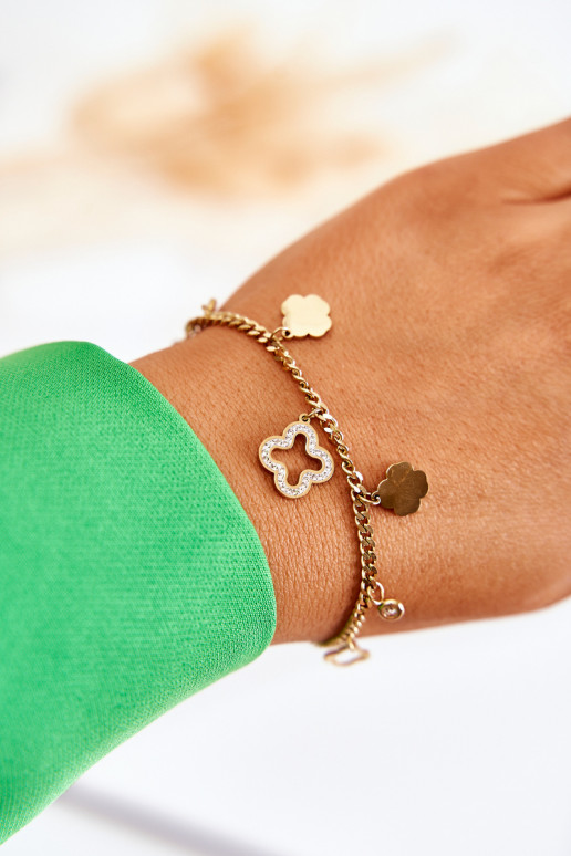Pulsera con bonitos detalles en color dorado.