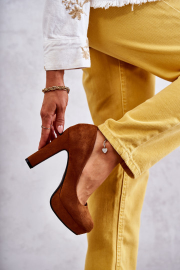 Zapatos modelo clásico de ante con tacón color marrón Soro 2