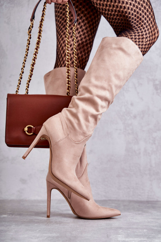 Botas largas Ameya modelo clásico de ante con tacón fino en color beige Botas largas Ameya modelo clásico de ante con tacón fino en color beige