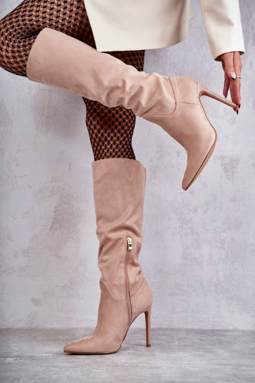 Botas largas Ameya modelo clásico de ante con tacón fino en color beige Botas largas Ameya modelo clásico de ante con tacón fino en color beige