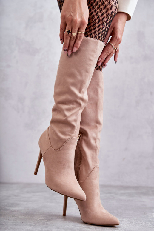 Botas largas Ameya modelo clásico de ante con tacón fino en color beige Botas largas Ameya modelo clásico de ante con tacón fino en color beige