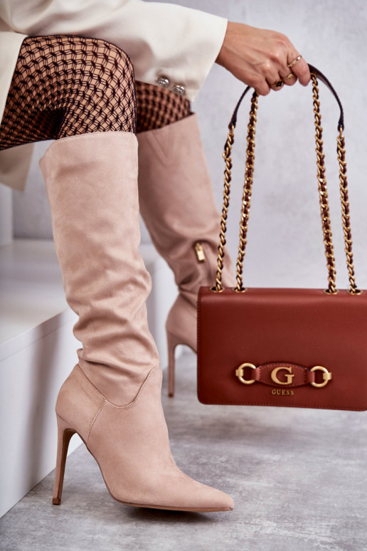 Botas largas Ameya modelo clásico de ante con tacón fino en color beige Botas largas Ameya modelo clásico de ante con tacón fino en color beige