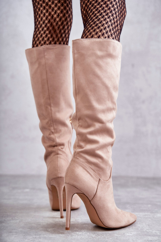 Botas largas Ameya modelo clásico de ante con tacón fino en color beige Botas largas Ameya modelo clásico de ante con tacón fino en color beige