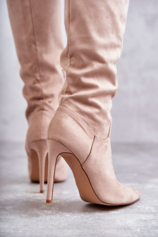 Botas largas Ameya modelo clásico de ante con tacón fino en color beige Botas largas Ameya modelo clásico de ante con tacón fino en color beige