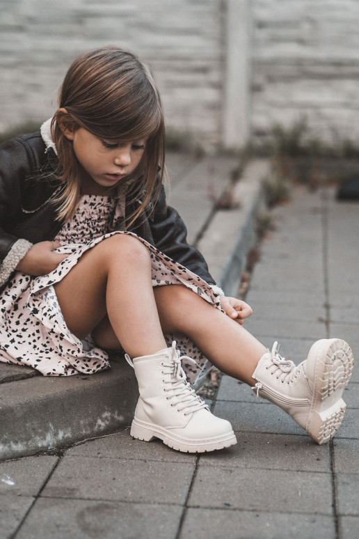 Botas infantiles con cremalleras beige Omua